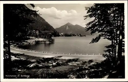 Ak Walchensee Kochel am See, See mit Jochberg, Uferstraße