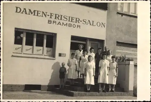 Foto Ak Greifenstein im Westerwald Hessen, Damen Frisier Salon Brambor, Mitarbeiterinnen vor der Tür