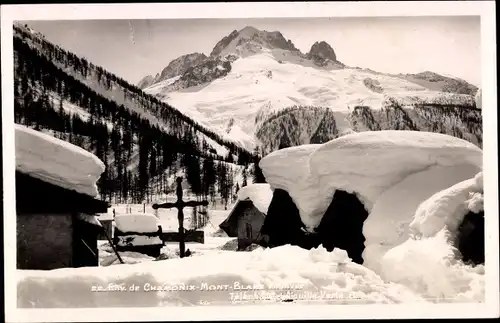 Ak Chamonix Mont Blanc Haute Savoie, Ortsansicht, Winterszene, Kreuz, Berg