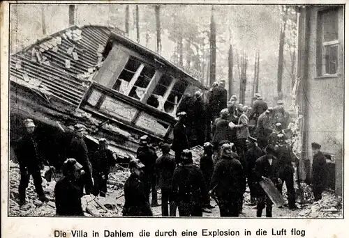 Ak Berlin Zehlendorf Dahlem, Villa die durch eine Explosion in die Luft flog, Feuerwehrleute