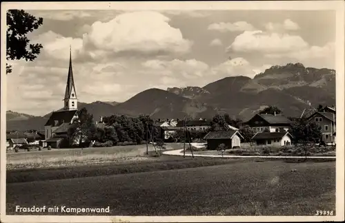 Ak Frasdorf in Oberbayern, Panorama mit Kampenwand, Kirche