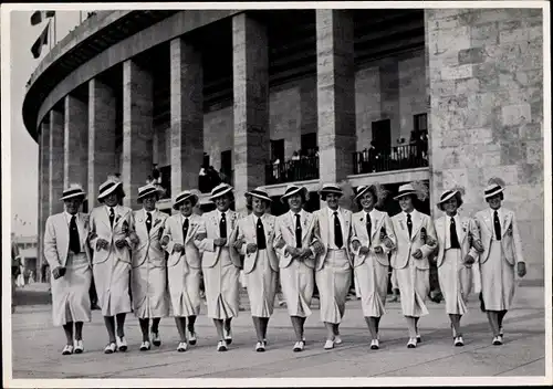 Sammelbild Olympia 1936, Ungarische Leichtathletinnen, Olympiastadion, Säulengang