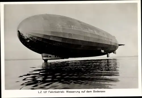 Foto Luftschiff LZ 127 Graf Zeppelin, Wasserlandung auf dem Bodensee, Aufsetzen der Führergondel