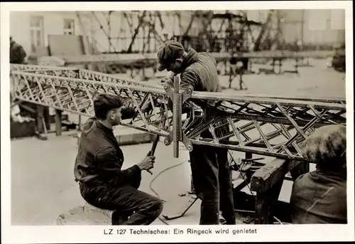 Foto Luftschiff LZ 127 Graf Zeppelin, Ringeck wird genietet