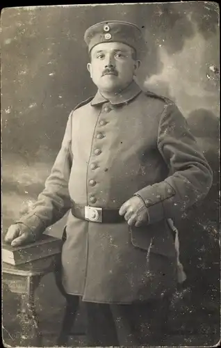 Foto Ak Deutscher Soldat in Uniform, Standportrait