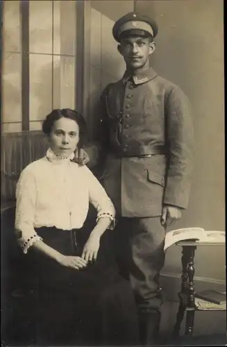 Foto Ak Deutscher Soldat in Uniform mit Frau