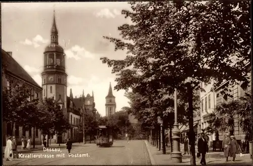 Ak Dessau in Sachsen Anhalt, Kavalierstraße mit Postamt, Straßenbahn