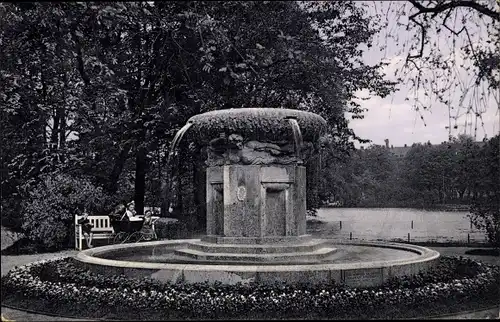 Ak Chemnitz in Sachsen, Bürgermeister Müller und Stadtrat Zipper Brunnen, Schlossteichinsel