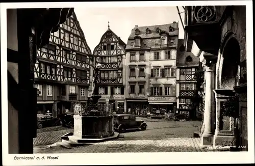 Ak Bernkastel an der Mosel, Straßenpartie, Denkmal, G. Joseph Rath, G. Nicolas Rau, Fachwerkhäuser