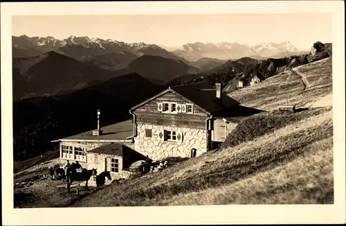 Ak Lenggries in Oberbayern, Brauneckhütte, Blick gegen Karwendel und Wetterstein