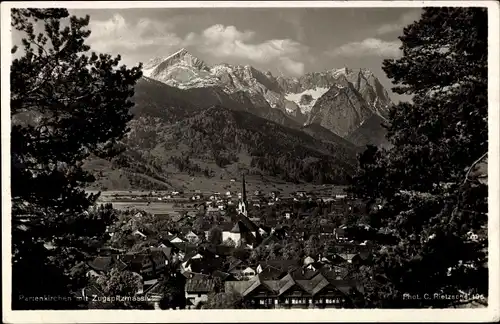 Ak Garmisch Partenkirchen in Oberbayern, Ortsansicht mit Zugspitzmassiv