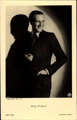 Ak Schauspieler Willy Fritsch, Standportrait, Zigarette