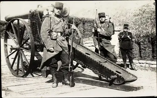 Foto Ak Französische 12 cm Kanone, Soldaten in Uniform, Abzug von gefundener Platte