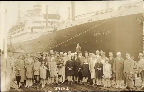 Foto Ak Dampfer New York im Hafen, HAPAG, Passagiere, Gruppenbild