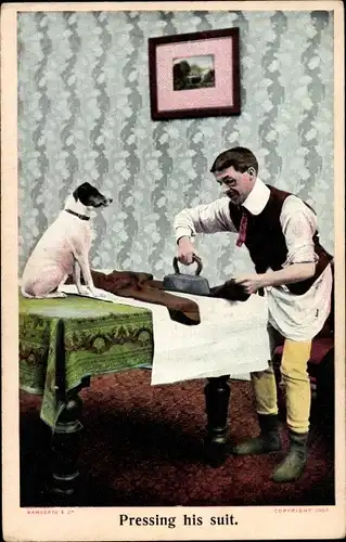 Ak Pressing his suit, Mann bügelt seinen Anzug, Hund auf dem Tisch