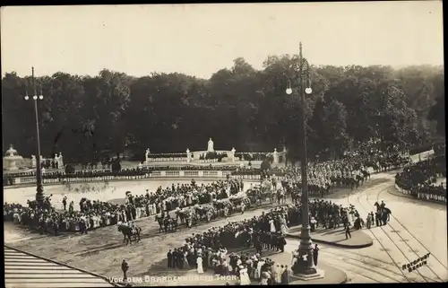 Ak Berlin, Vor dem Brandenburger Tor, Tiergarten