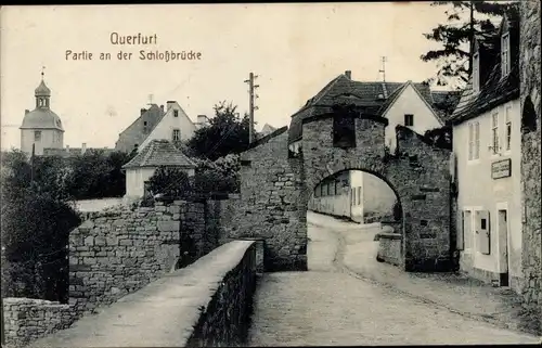 Ak Querfurt im Saalekreis, An der Schlossbrücke