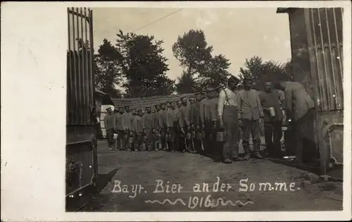 Foto Ak Bayrisches Bier an der Somme 1906, Deutsche Soldaten stehen an, Bier
