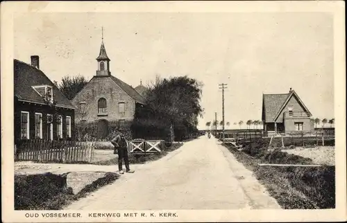 Ak Oud Vossemeer Zeeland Niederlande, Kerkweg met R. K. Kerk