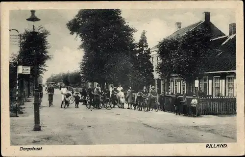 Ak Rilland Reimerswaal Zeeland Niederlande, Dorpstraat, Radfahrer