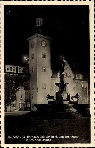 Foto Ak Freiberg in Sachsen, Rathaus und Denkmal "Otto der Reiche" in Festbeleuchtung