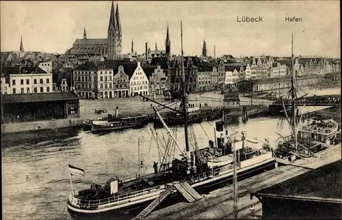 Ak Lübeck, Hafen, Schiffe, Kirche, Ufer, Dampfer vor Anker