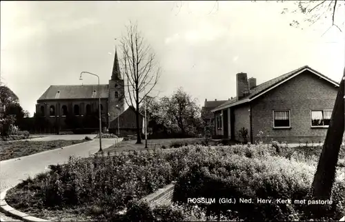 Ak Rossum Maasdriel Gelderland, Ned. Herv. Kerk met pastorie