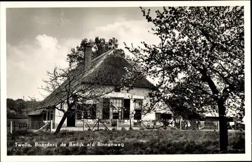 Ak Twello Voorst Gelderland, Boerderij de Badijk a d Binnenweg