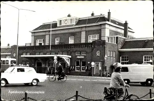 Ak Apeldoorn Gelderland, Stationsplein