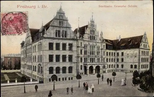 Ak Freiburg im Breisgau Baden Württemberg, Straßenpartie mit Blick auf Städtische Gewerbe Schule