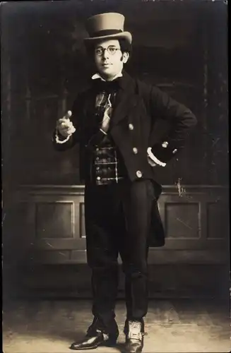 Foto Ak Mann im Frack mit Zylinder, Portrait 1916