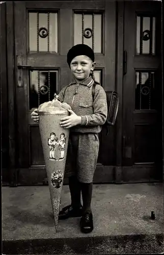 Foto Ak Glückwunsch Einschulung, Junge mit Zuckertüte, Portrait