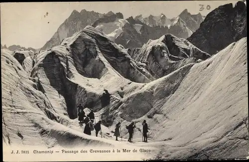 Ak Chamonix Mont Blanc Haute Savoie, Passage des Crevasses à la Mer de Glace