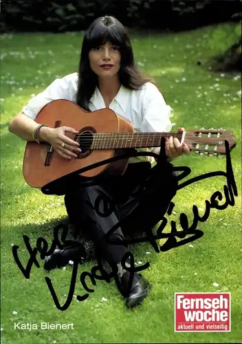 Ak Schauspielerin Katja Bienert, Portrait, Gitarre, Fernsehwoche, Autogramm