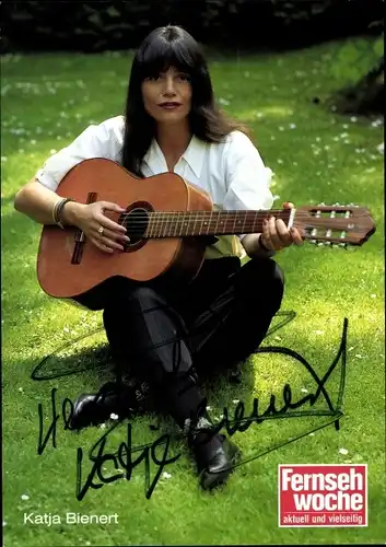 Ak Schauspielerin Katja Bienert, Portrait, Gitarre, Fernsehwoche, Autogramm