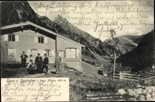 Ak Gerstruben Oberstdorf im Oberallgäu, Gruppenbild am Haus, Berge