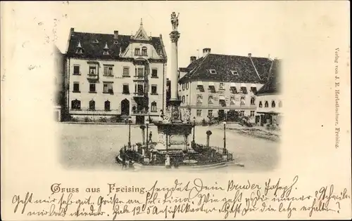 Ak Freising in Oberbayern, Stadtansicht, Denkmal, Platz