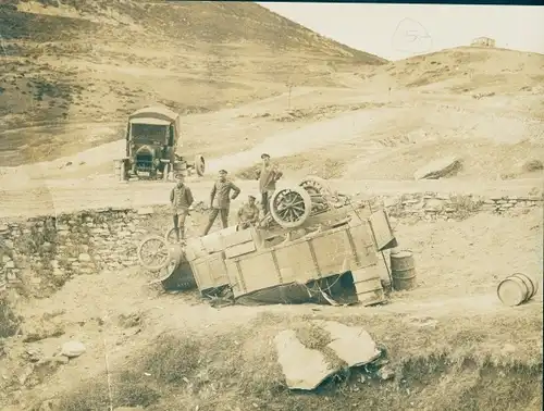Foto Deutsche Soldaten, umgestürztes Armeefahrzeug, Kriegsschauplatz 1. WK