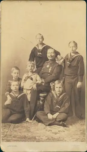 Kabinett Foto Kaiser Wilhelm II. mit seinen Söhnen in Matrosenhemden