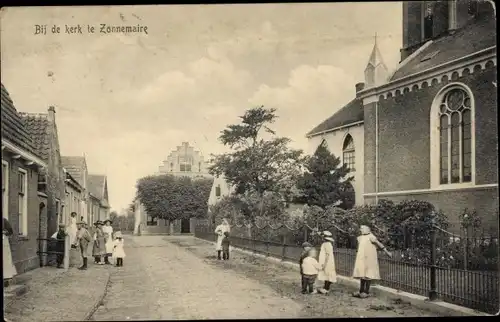 Ak Zonnemaire Zeeland, Straßenpartie, Kirche