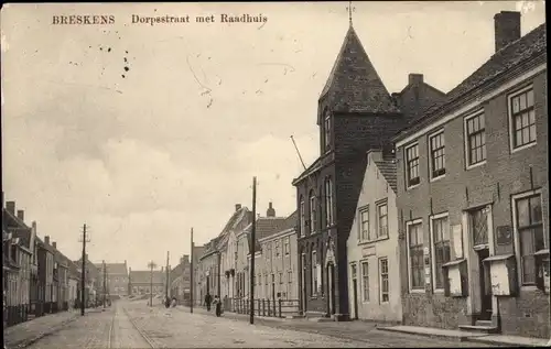 Ak Breskens Sluis Zeeland Niederlande, Dorpsstraat met Raadhuis