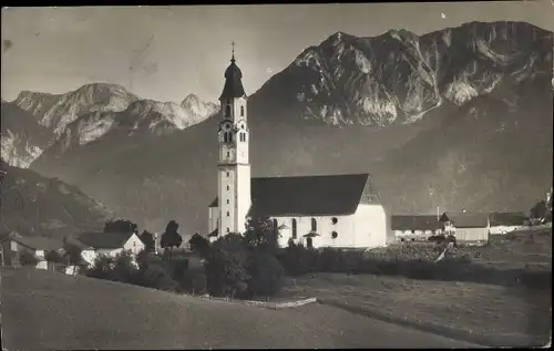Foto Ak Pfronten im Allgäu, Blick auf die Kirche, Bergkette