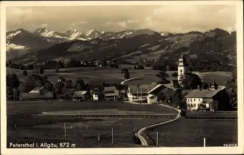 Ak Petersthal Oy Mittelberg Allgäu, Panorama mit Alpen, Kirchturm
