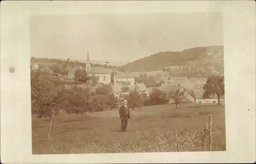 Foto Ak Spiegelberg in Württemberg, Panorama, Kirche, Mann