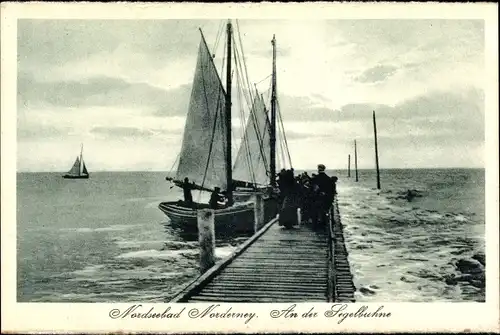 Ak Nordseebad Norderney, An der Segelbuhne, Steg, Segelboot