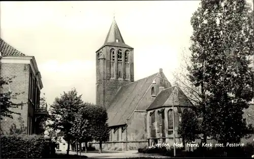 Ak Lienden Buren Gelderland, Ned. Herv. Kerk met Pastorie