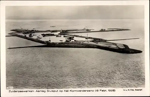 Ak Kornwerderzand Friesland Niederlande, Zuiderzeewerken, Aanleg Sluitsput 1928, Fliegeraufnahme KLM