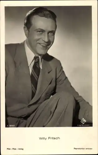 Ak Schauspieler Willy Fritsch, Portrait im Anzug