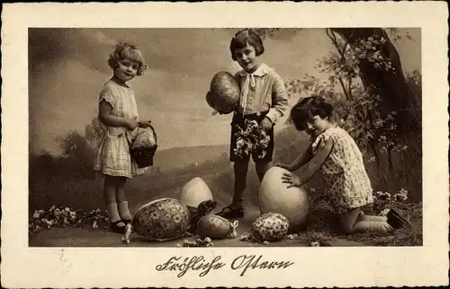 Ak Glückwunsch Ostern, Drei Kinder mit großen Ostereiern