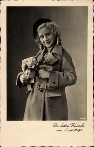 Ak Glückwunsch Namenstag, Mädchen im Mantel, Blumen